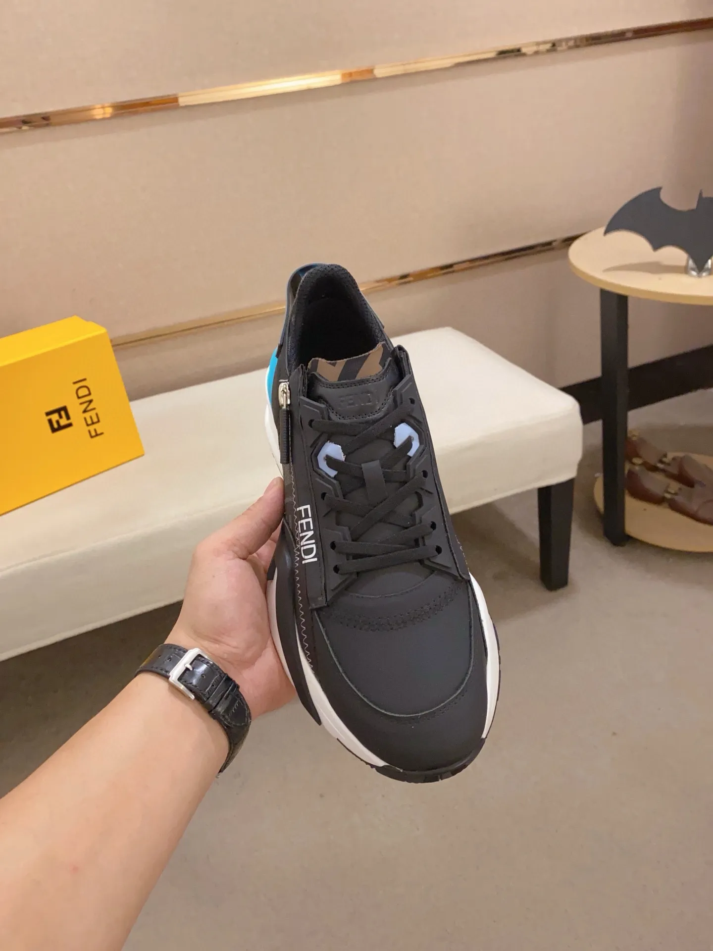 Men's shoes💰: 540💰(Higher version) [Fendi] Fendi's latest casual shoes for men! Available at counters simultaneously! A one-to-one replica of the original. Made entirely of imported top-grain calfskin, the interior is made of top-grain water-dyed cowhide, and the original factory-supplied rubber outsole. Leading new fashion concepts. Matching code: 38-44. 45 can be customized and non-returnable!